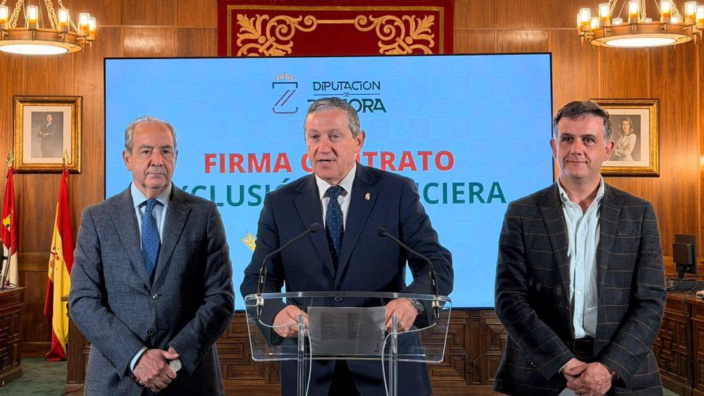 El presidente de la Diputación, Javier Faúndez Domínguez, el director general de Caja Rural de Zamora, Cipriano García, el vicepresidente segundo y diputado de Política Social y Familia, Ramiro Silva Monterrubio.
