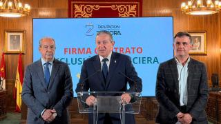 El presidente de la Diputación, Javier Faúndez Domínguez, el director general de Caja Rural de Zamora, Cipriano García, el vicepresidente segundo y diputado de Política Social y Familia, Ramiro Silva Monterrubio.