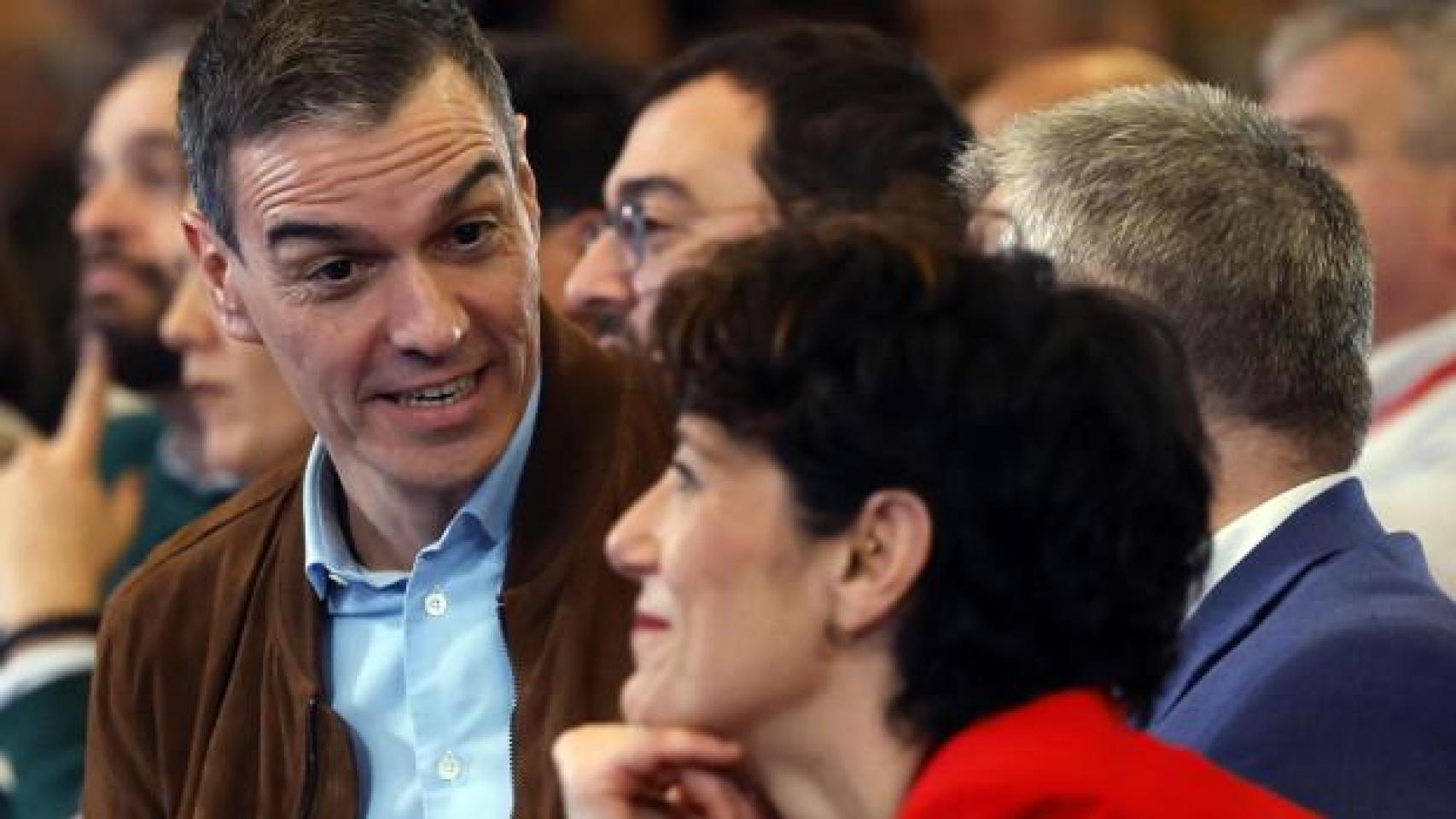 Pedro Sánchez, presidente del Gobierno y Elma Saiz, Ministra de Inclusión, Seguridad Social y Migraciones.
