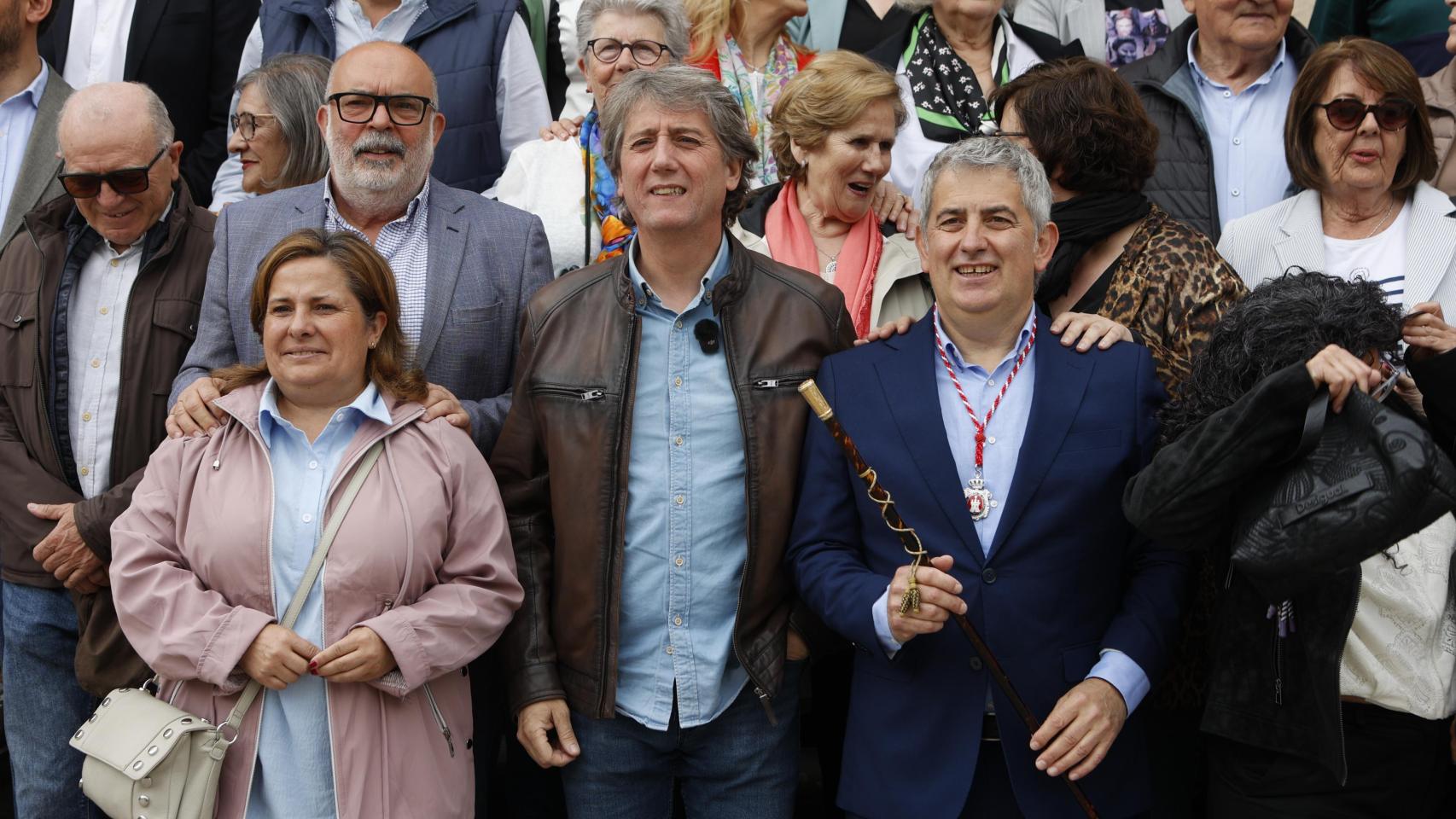 El exalcalde de Soria y secretario general del PSOE de Castilla y León, Carlos Martínez, junto al nuevo regidor, Javier Antón, tras su toma de posesión, este lunes en la capital soriana