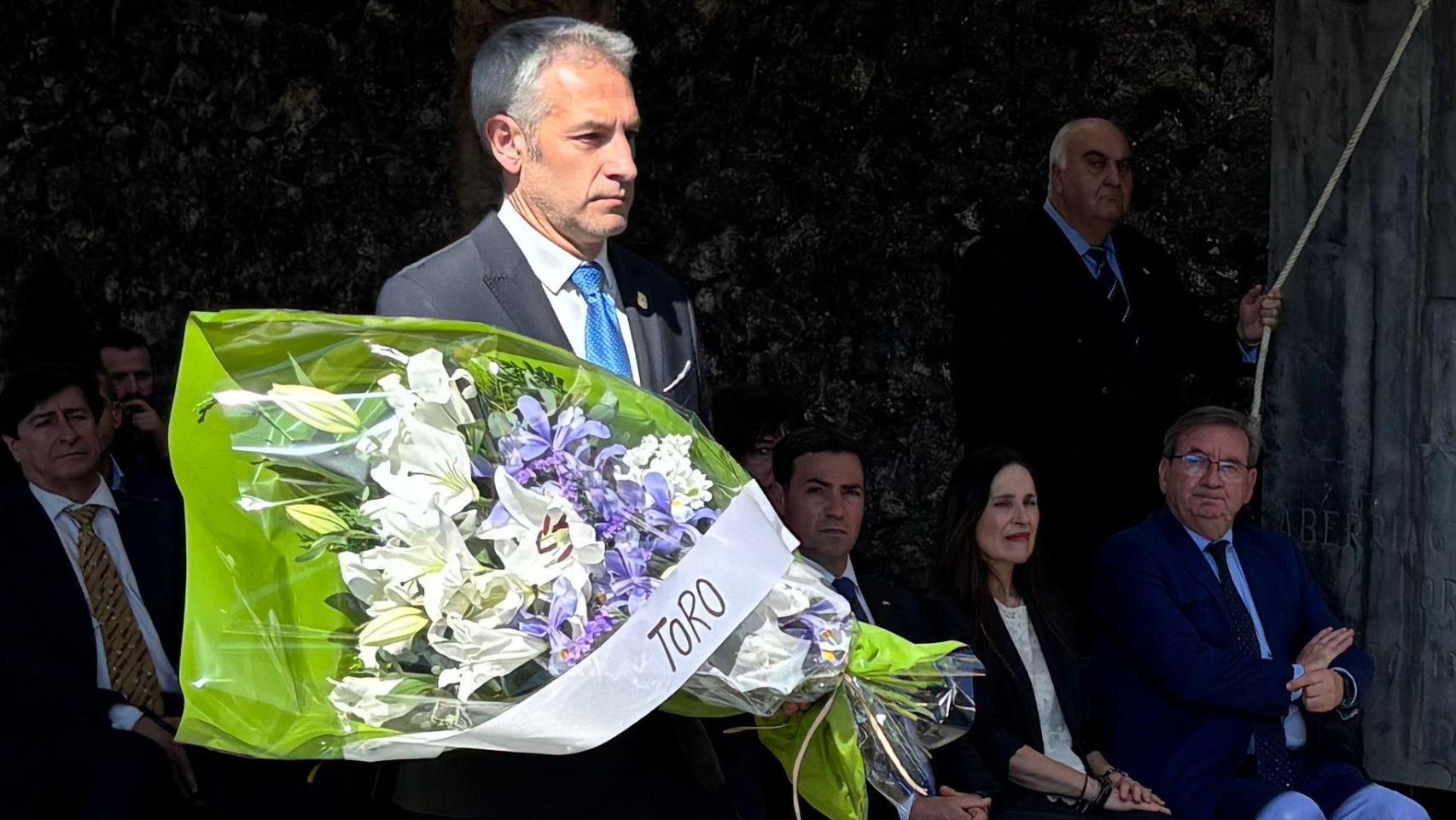 El alcalde de Toro, Carlos Rodríguez coloca un ramo de flores representando a todos los toresanos en el 89 aniversario del bombardeo de Gernika.