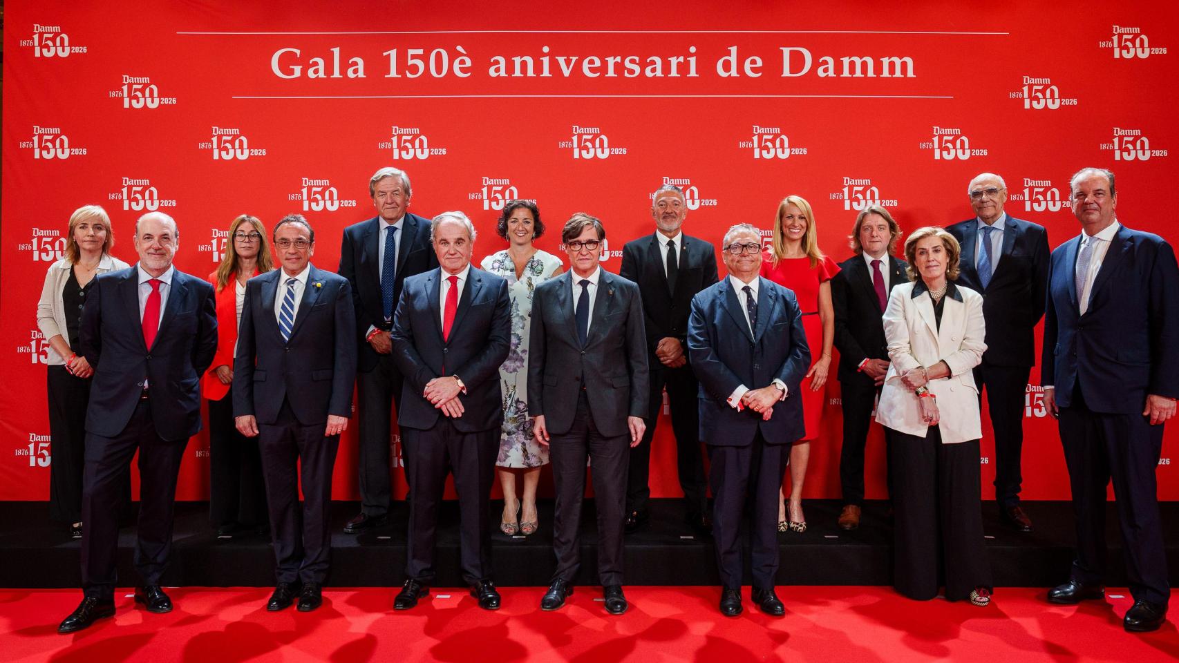 Salvador Illa, presidente de la Generalitat, junto a Demetrio Carceller, presidente ejecutivo de Damm, y el resto de autoridades invitadas a la gala en el Liceu.