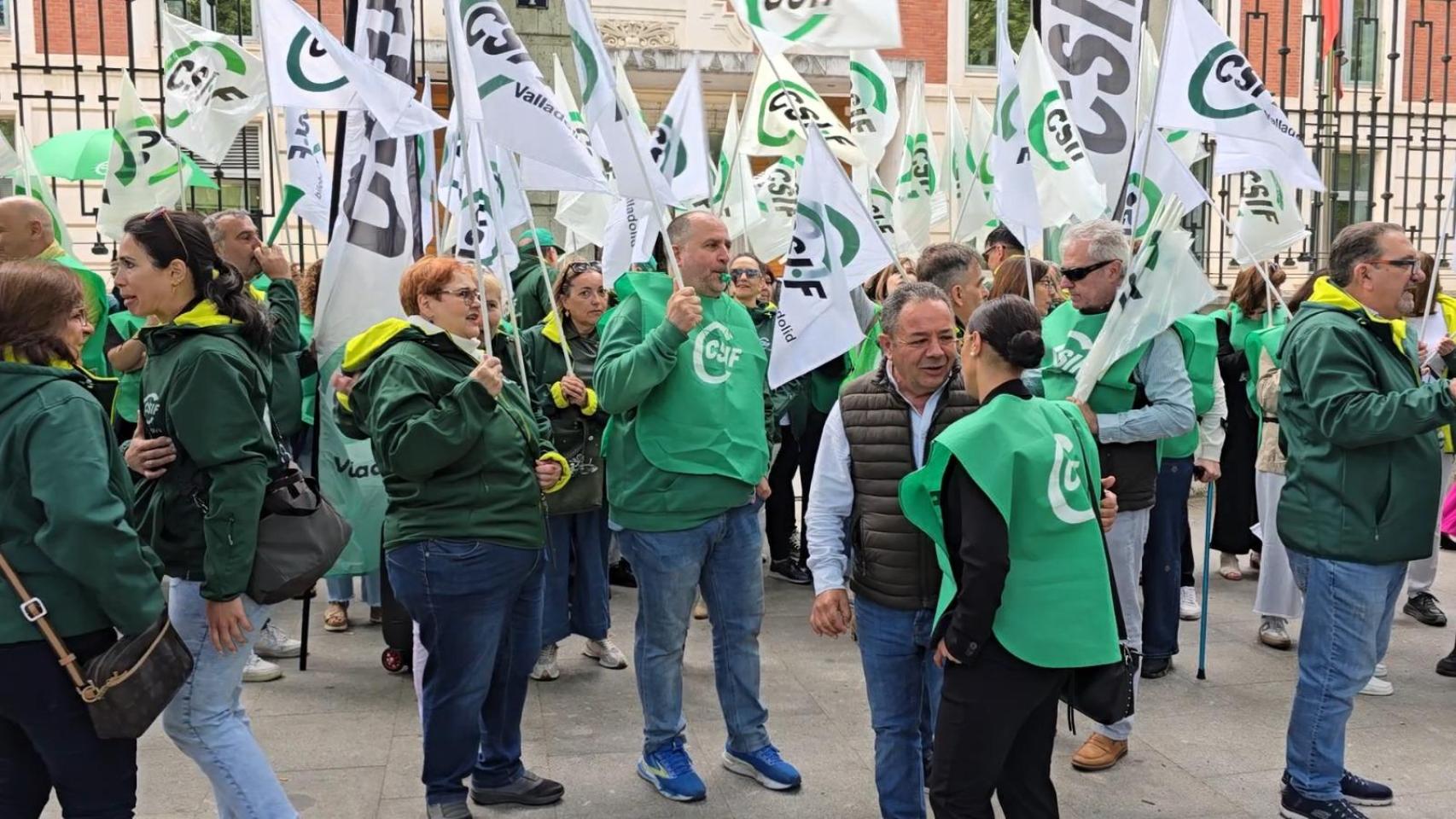 Concentración de CSIF a las puertas de la Consejería de Sanidad en Valladolid.
