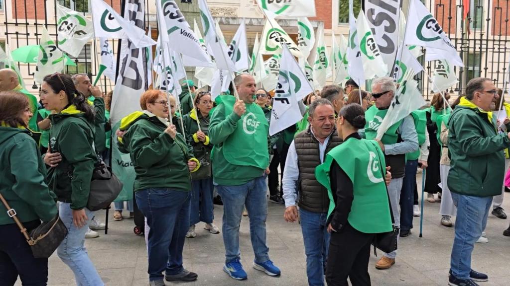 Concentración de CSIF a las puertas de la Consejería de Sanidad en Valladolid.