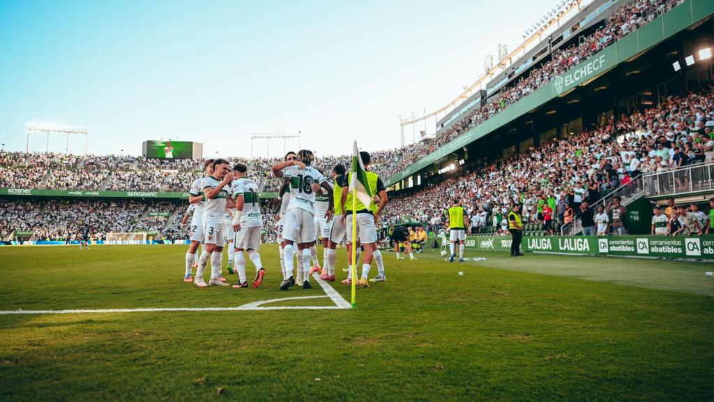 El Elche celebra un gol en su estadio.