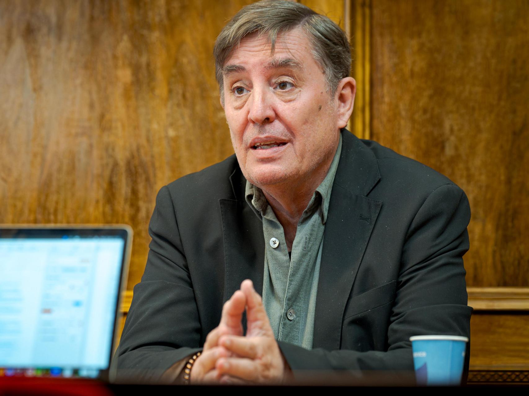 García Montero habla de Elisa, su nieta y su fallecida mujer, Almudena Grandes. 