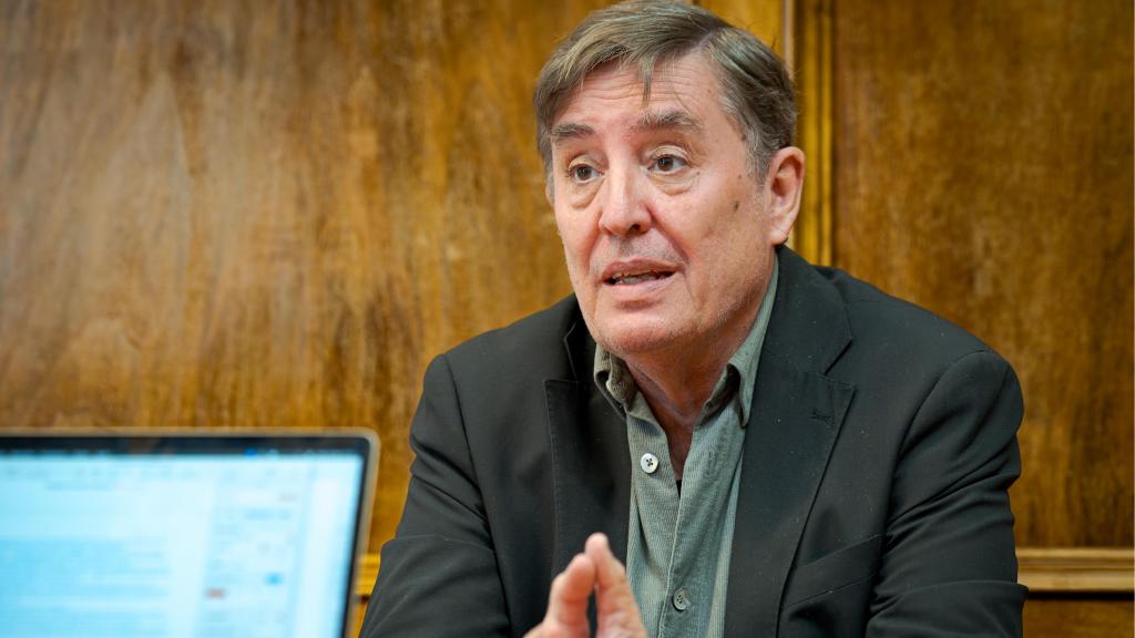 García Montero habla de Elisa, su nieta y su fallecida mujer, Almudena Grandes.