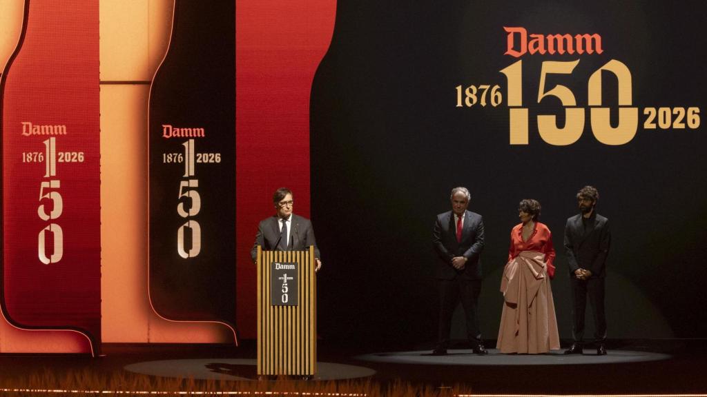 Salvador Illa, president de la Generalitat, durante el 150 Aniversario de Damm, junto a Demetrio Carceller Arce, presidente ejecutivo de Damm; Silvia Abril y David Verdaguer, presentadores de la gala.