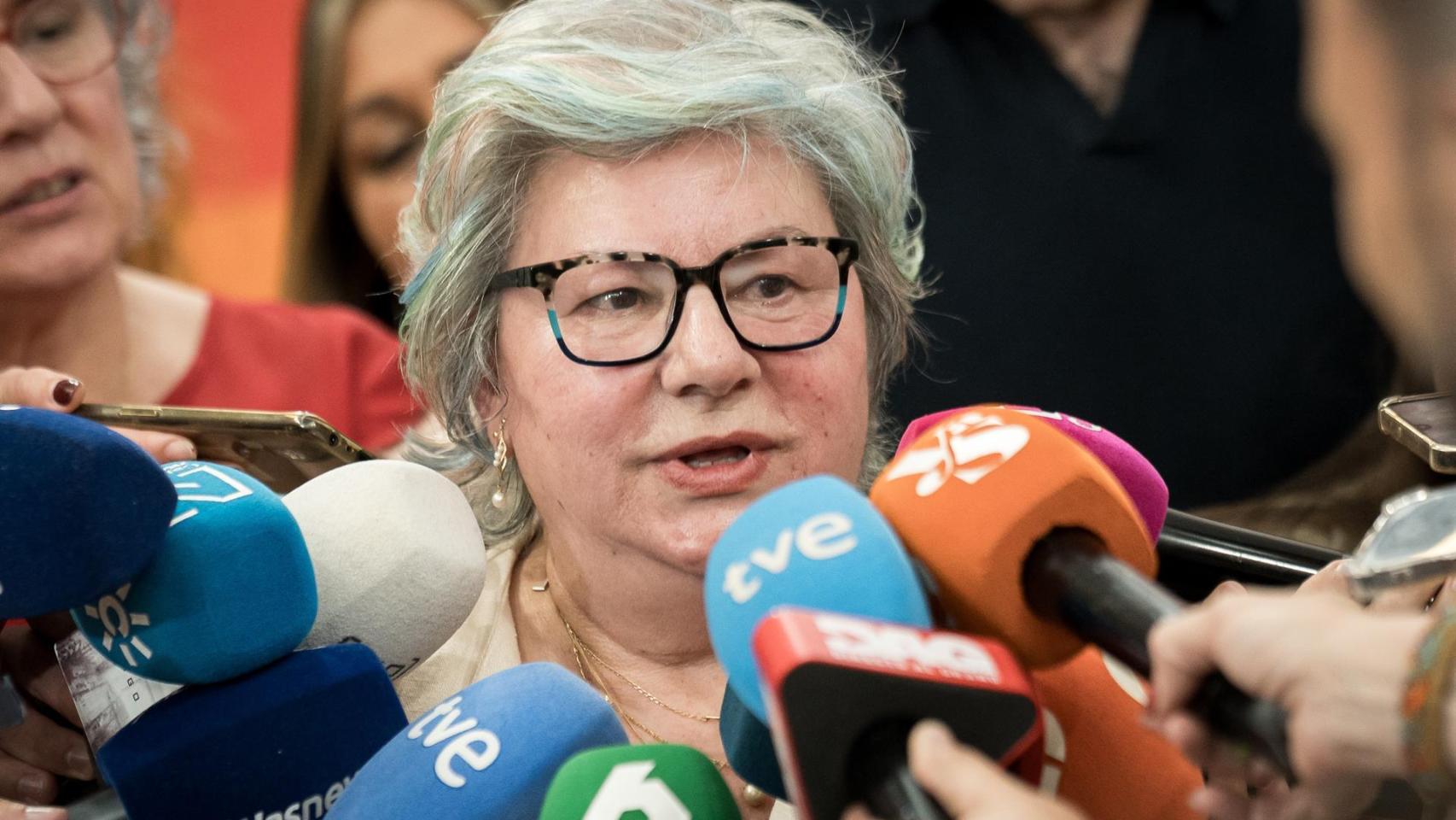Dolores Vázquez tras recibir la Medalla a la Promoción de los Valores de Igualdad.