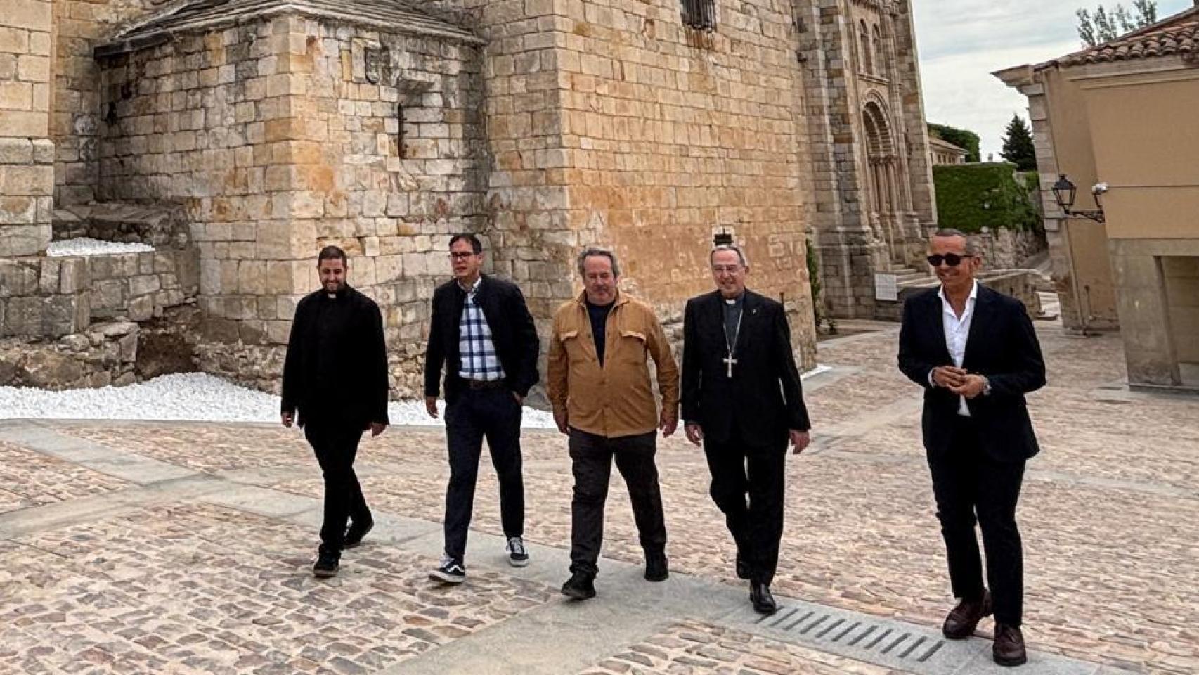 El alcalde de Zamora, Francisco Guarido pasea junto al obispo, Fernando Varela y otros miembros del Ayuntamiento y la Diócesis por la Nueva Calle de la Catedral.