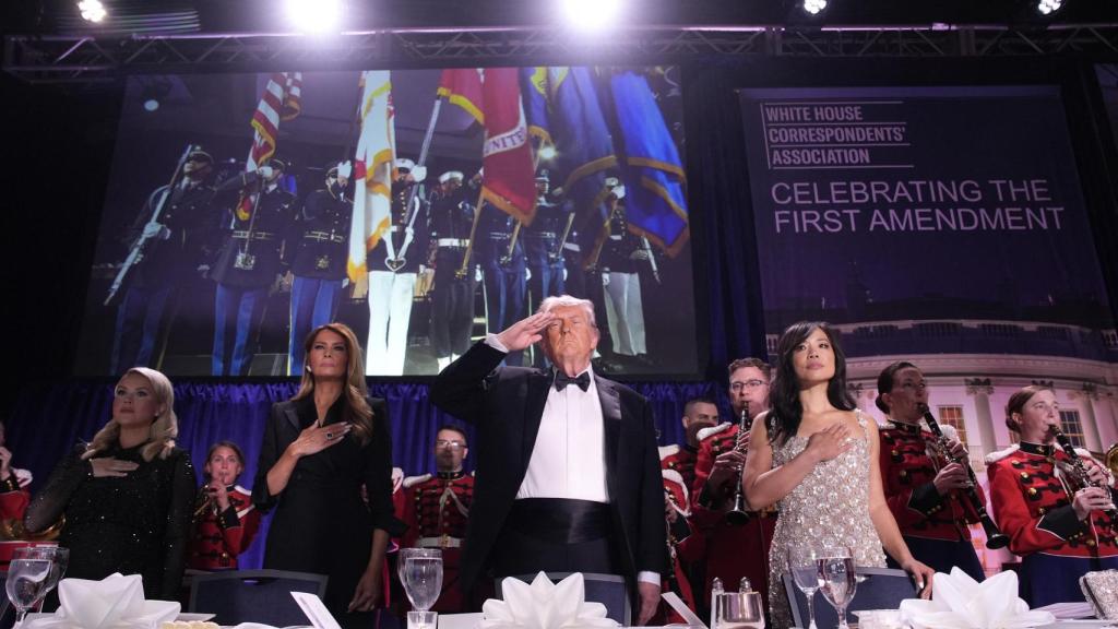Donald Trump junto a Weijia Jiang, a su izquierda; y la la primera dama, Melania Trump, durante el intento de magnicidio.