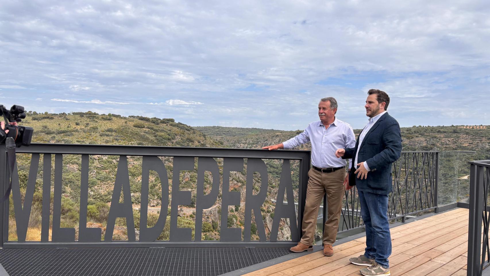 Víctor López de la Parte, vicepresidente de la Diputación de Zamora, y el alcalde de Villadepera, José Ignacio Isidro en el nuevo mirador.