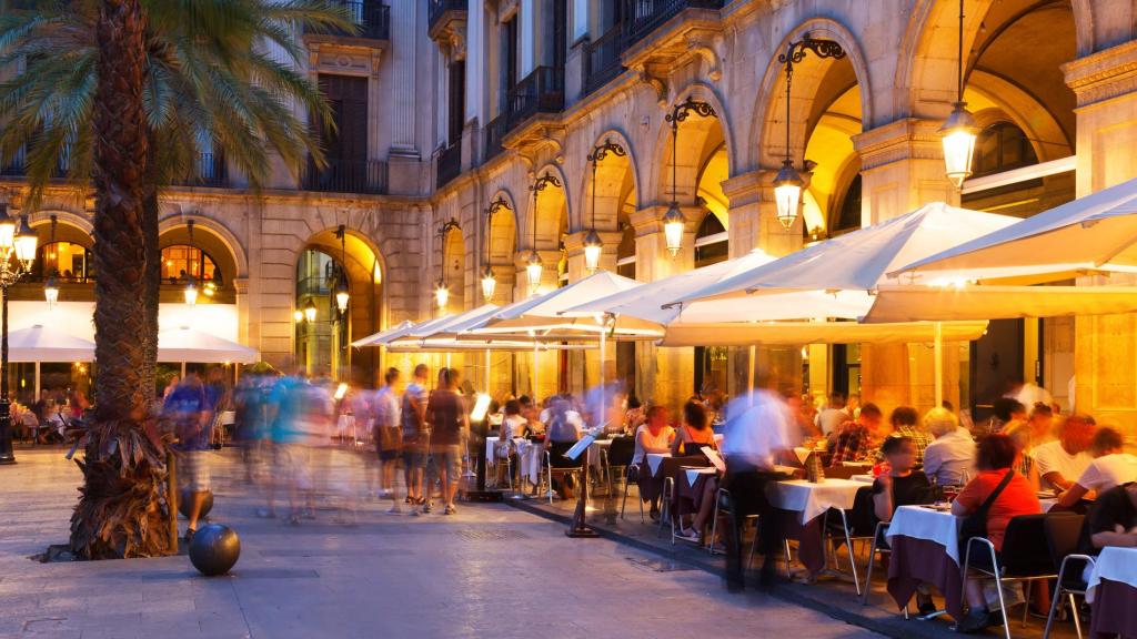Unas terrazas de unos bares en Barcelona al anochecer.