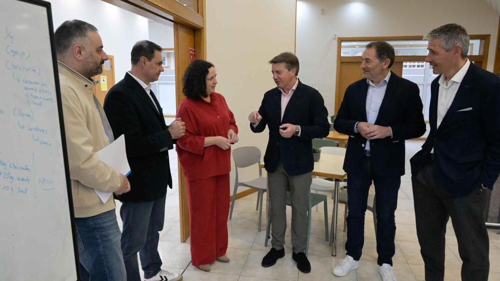 En el centro, Belén do Campo, José Luis Álvarez Almeida y Héctor Cañete, en la Escuela de Hostelería de A Coruña.