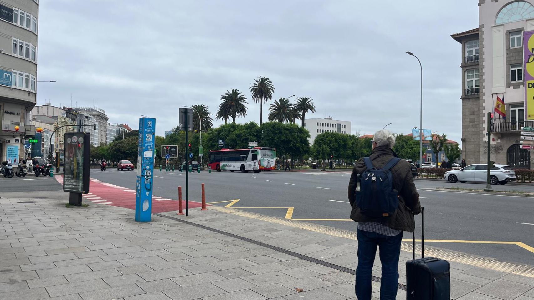 Un usuario esperando al bus del aeropuerto
