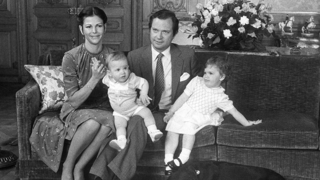 Carlos Gustavo y la reina Silvia junto a dos de sus hijos, Victoria y Carlos Felipe, en 1980.