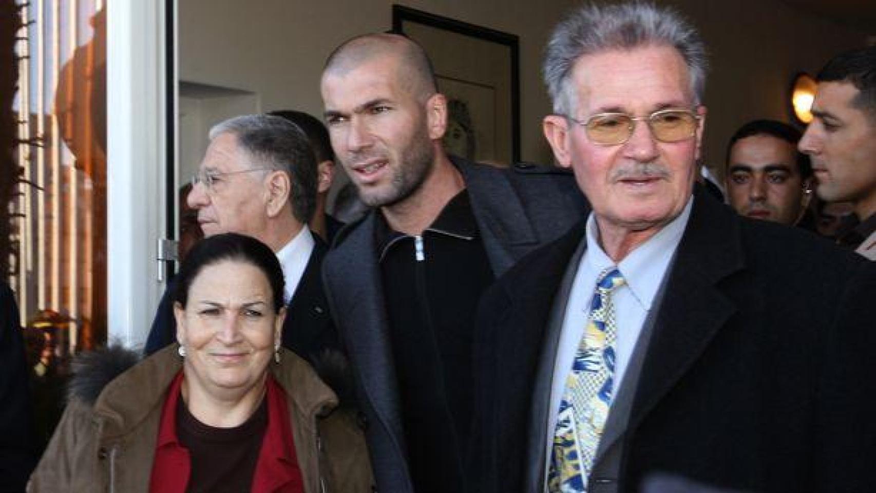 Zinedine Zidane, junto con sus padres.
