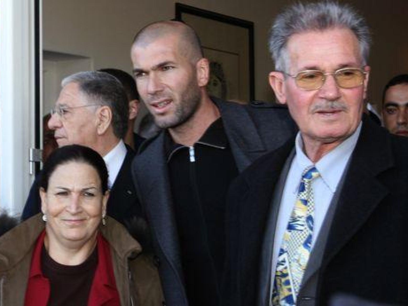 Zinedine Zidane, junto con sus padres.