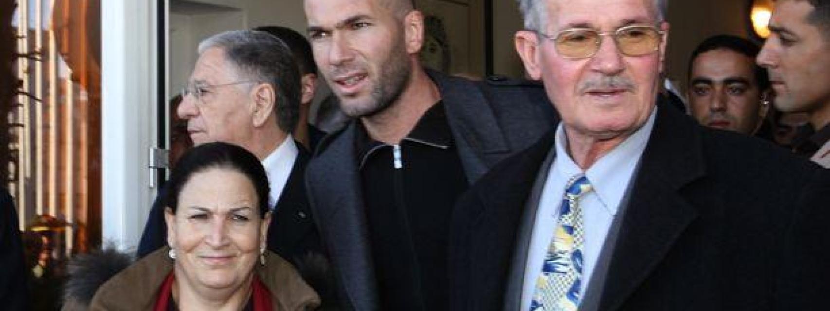 Zinedine Zidane, junto con sus padres.