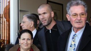 Zinedine Zidane, acompañado de sus padres.