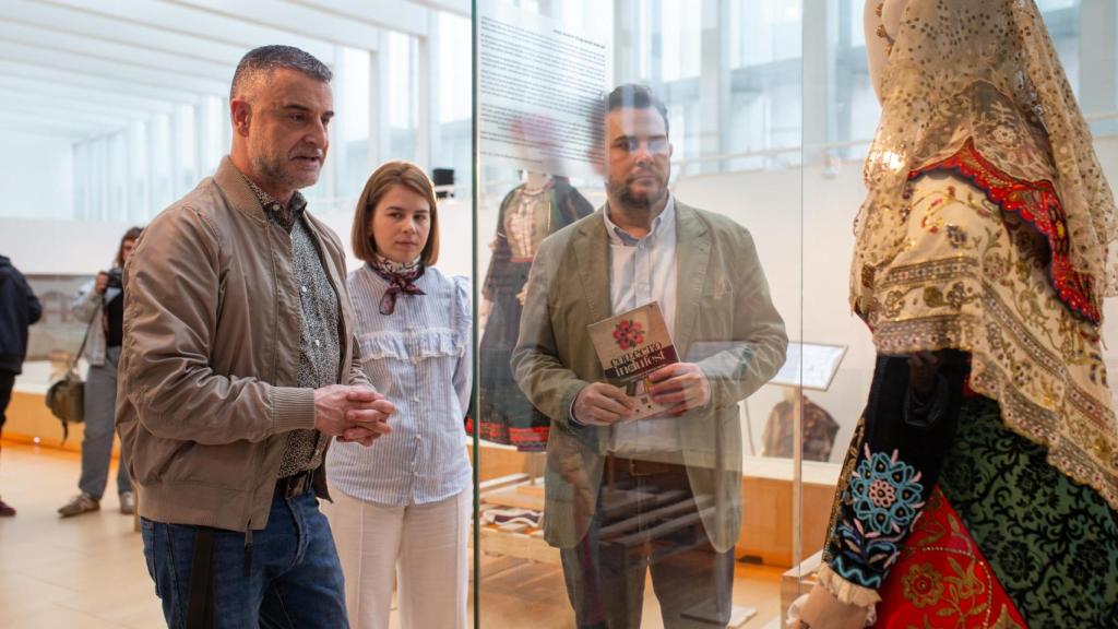 El vicepresidente de la Diputación de Zamora, Víctor López de la Parte, el presidente de la Agrupación Belenista ‘La Morana’, Francisco Iglesias y Laura Huertos de Caja Rural de Zamora.