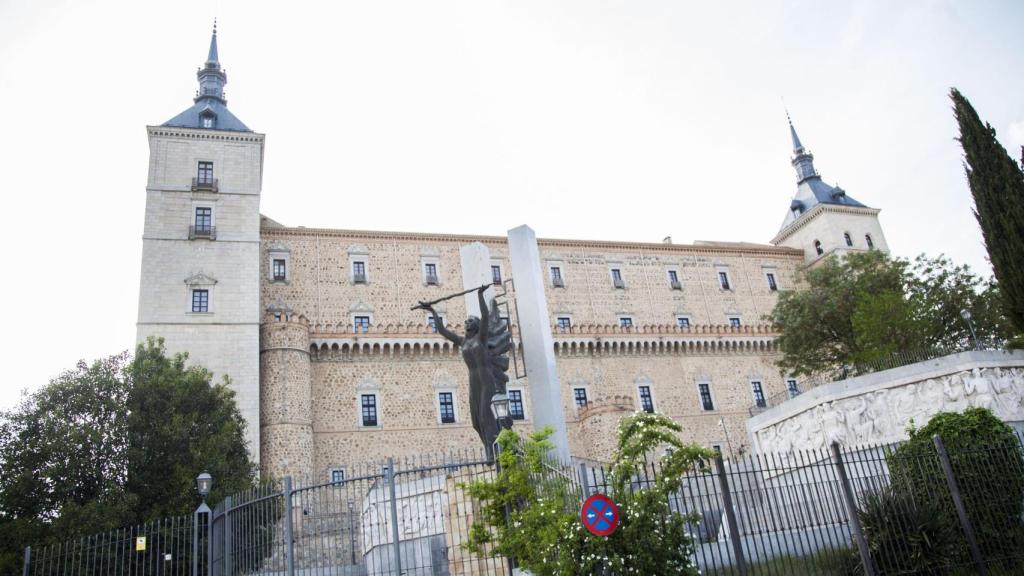 Monumento al Ángel de la Victoria en el Alcázar de Toledo, obra de Juan de Ávalos y principal hito de la ruta de símbolos de la dictadura en la ciudad.