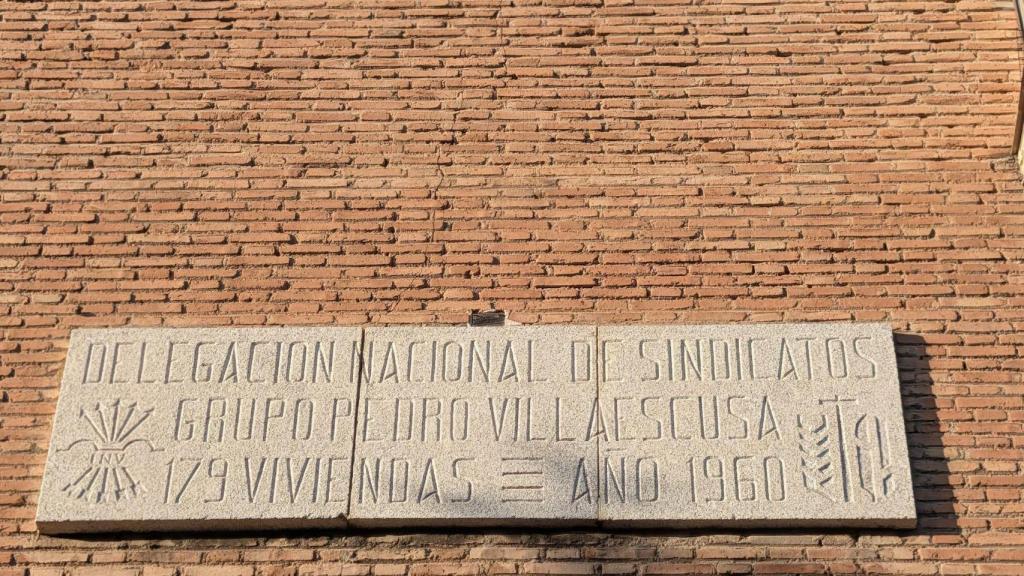 Placas en los bloques del barrio de Corea, en Palomarejos.