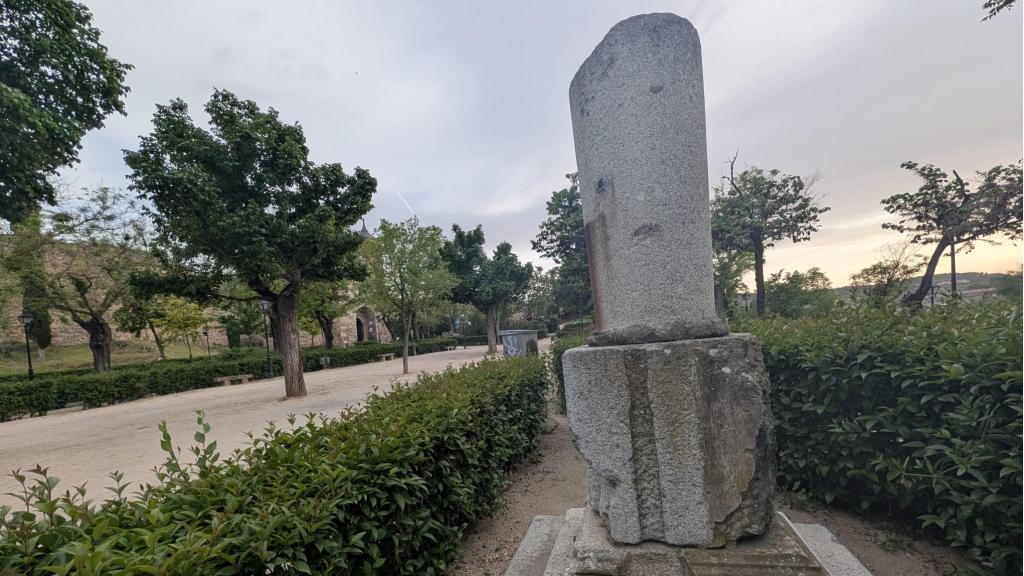 La columna conmemorativa del hijo de Moscardó permanece en un espacio público de Toledo de forma ambigua, tras la desaparición de sus inscripciones originales hace décadas.