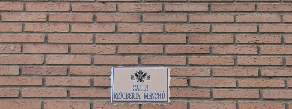 La calle Rigoberta Menchú en Toledo, situada en el barrio de Palomarejos, se llamaba anteriormente calle Banderas de Castilla.