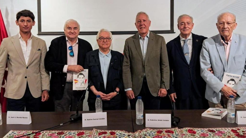Presentación del libro con Santos García Catalán, tercero por la izquierda.