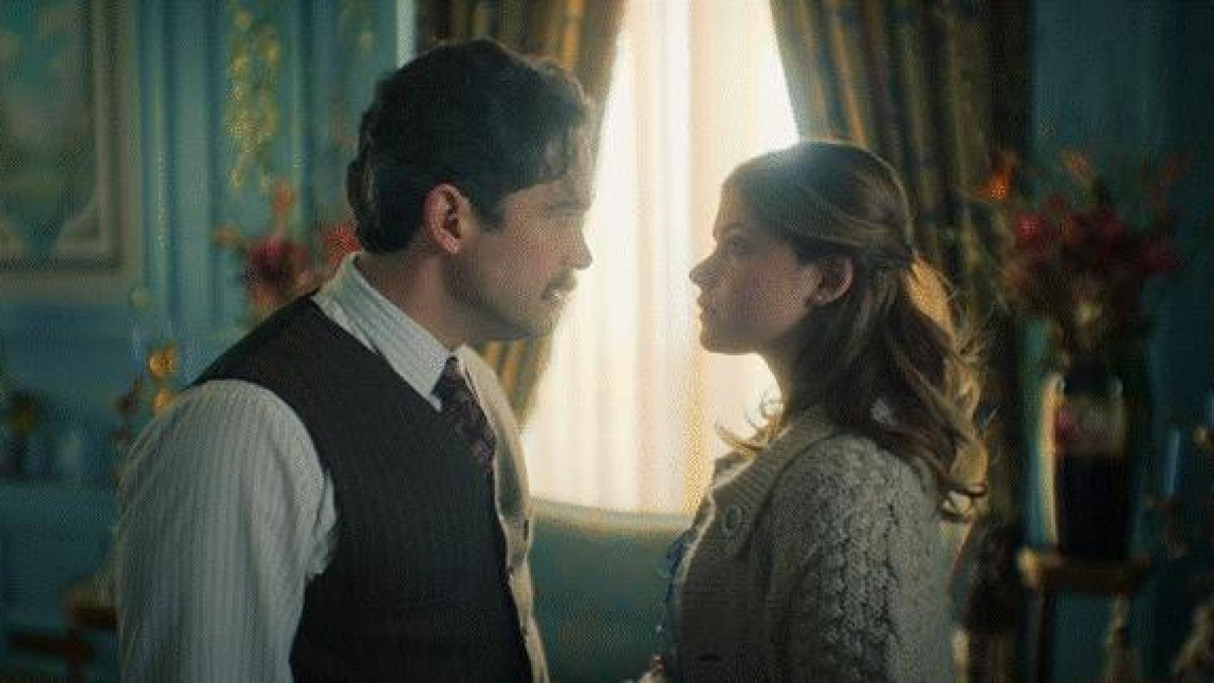 Fotograma de 'La Casa de los Espíritus' con Alfonso Herrera y Nicole Wallace.