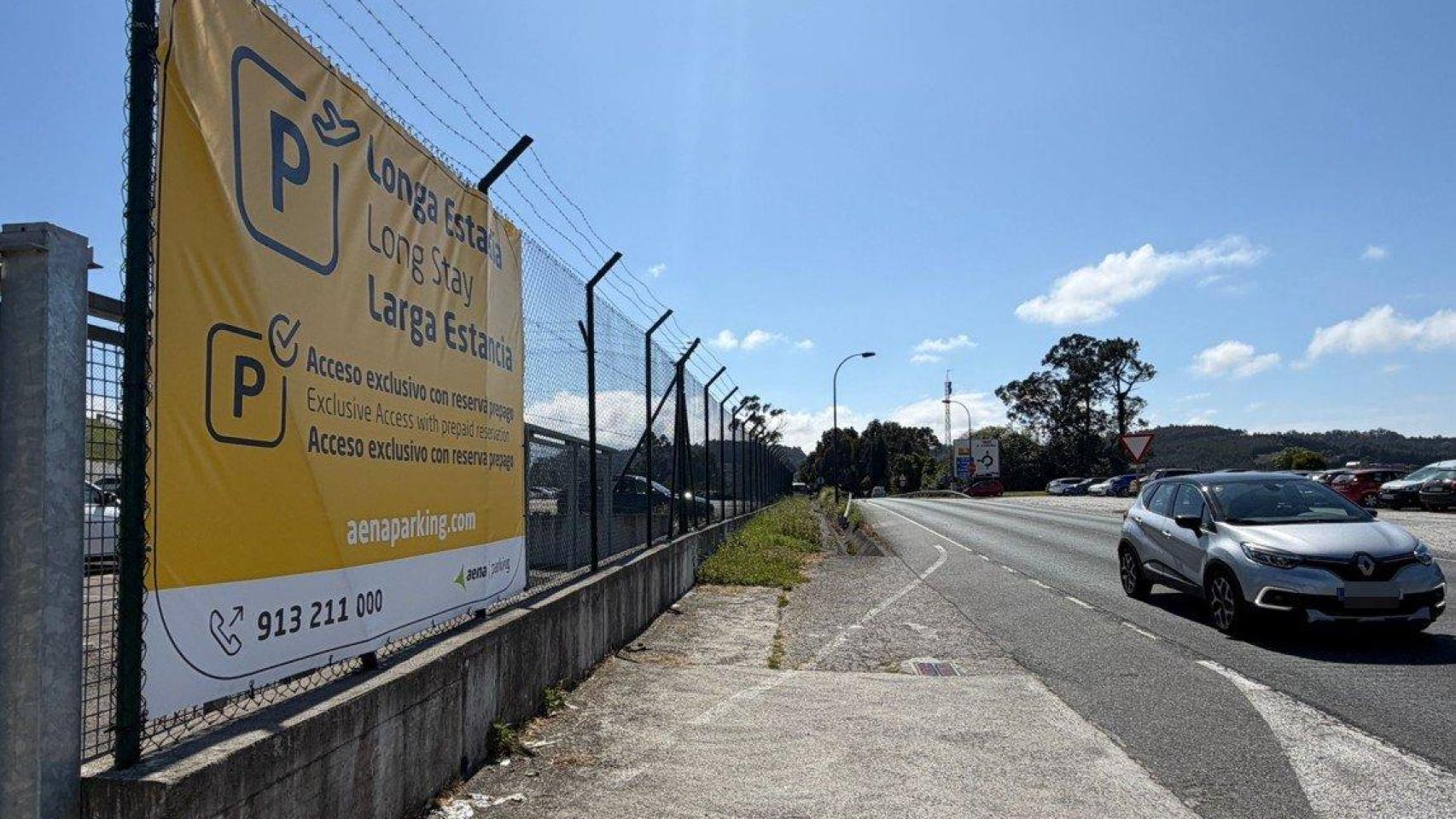 Acceso al aparcamiento provisional de Alvedro que permite la reserva de plazas de larga estancia.