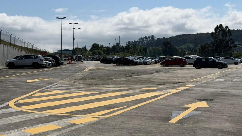 Vehículos aparcados, este lunes, en el aparcamiento provisional del aeropuerto de A Coruña.
