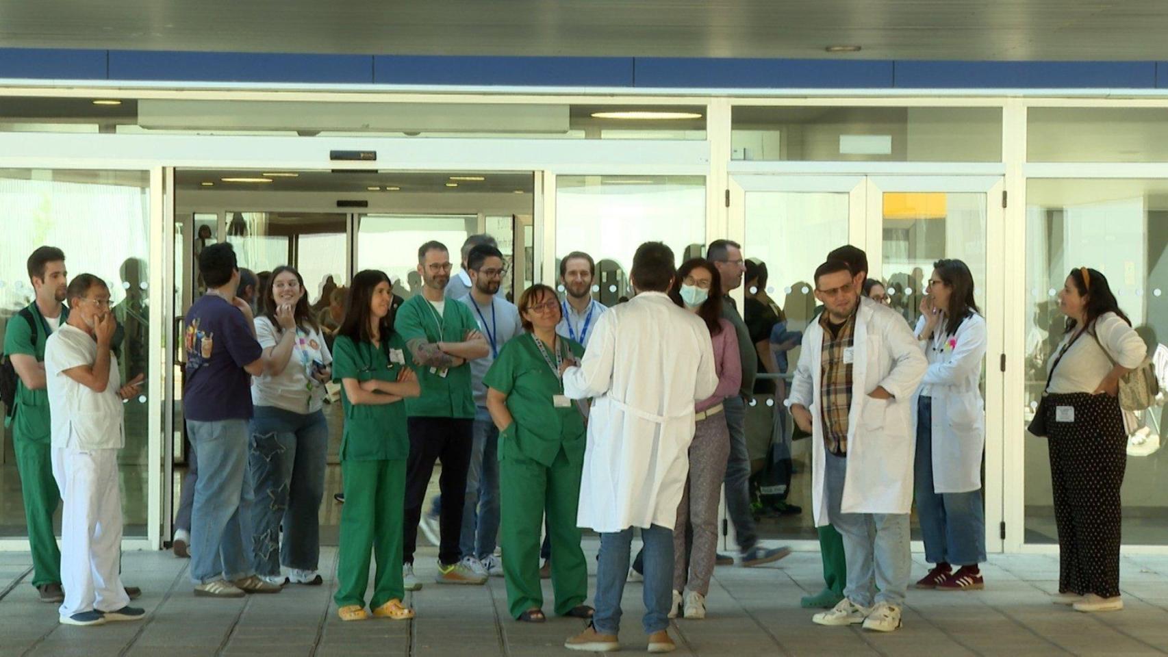 Protestas a las puertas del Hospital de Toledo. Foto: Europa Press.
