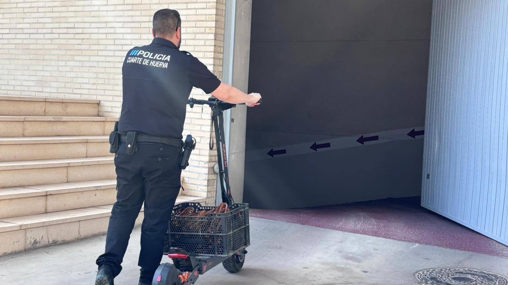Policía Local de Cuarte con el vehículo confiscado.