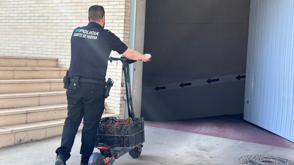 Policía Local de Cuarte con el vehículo confiscado. 
