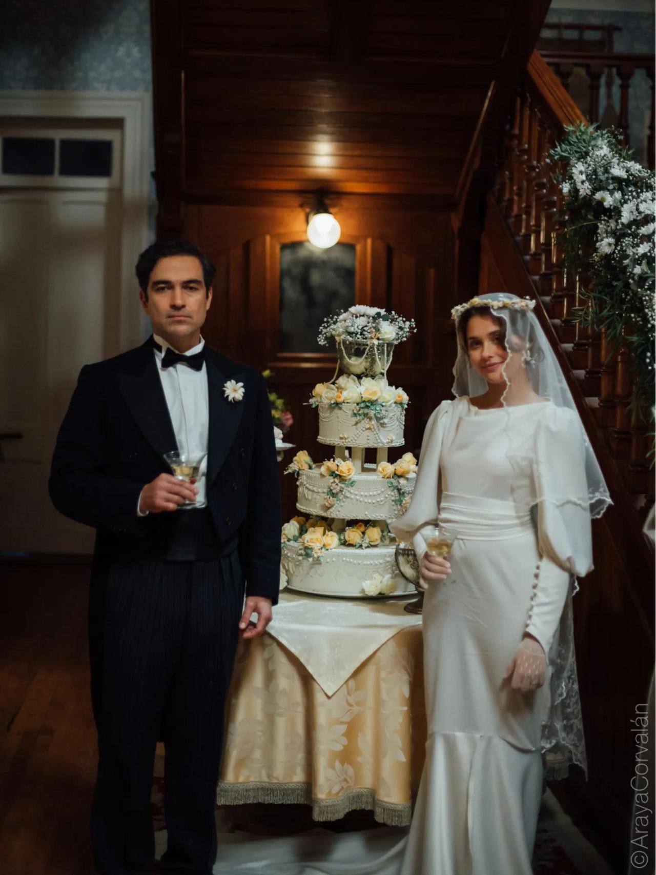 Nicole Wallace y Alfonso Herrera en una fotografía promocional de 'La Casa de los Espíritus'.
