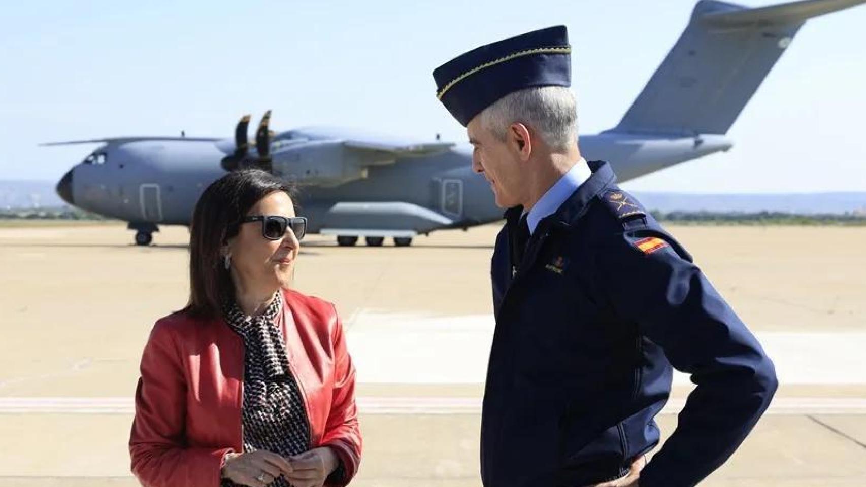 La ministra de Defensa, Margarita Robles, acompañada del General Luis Alberto Martínez Ruiz, visita este lunes la base aérea de Zaragoz