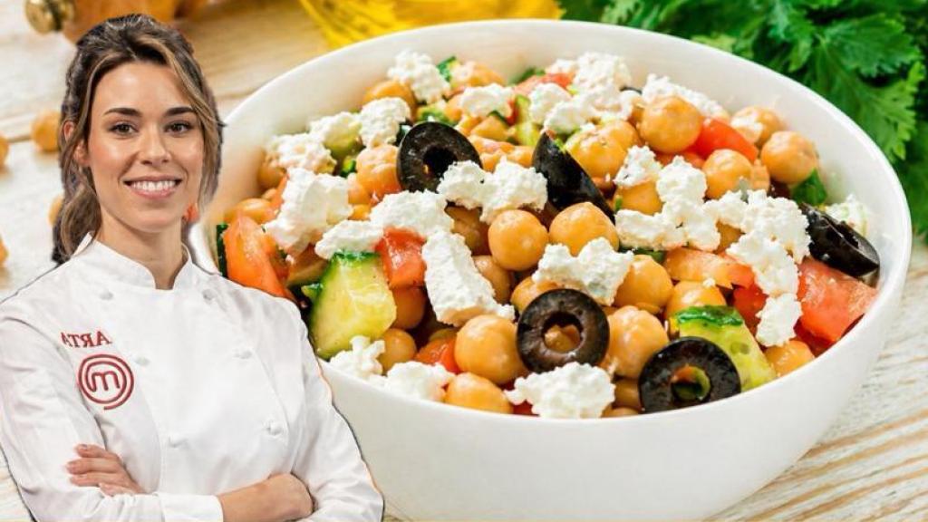 Marta Sanahuja junto a una ensalada de garbanzos.
