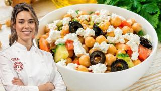 Marta Sanahuja junto a una ensalada de garbanzos.