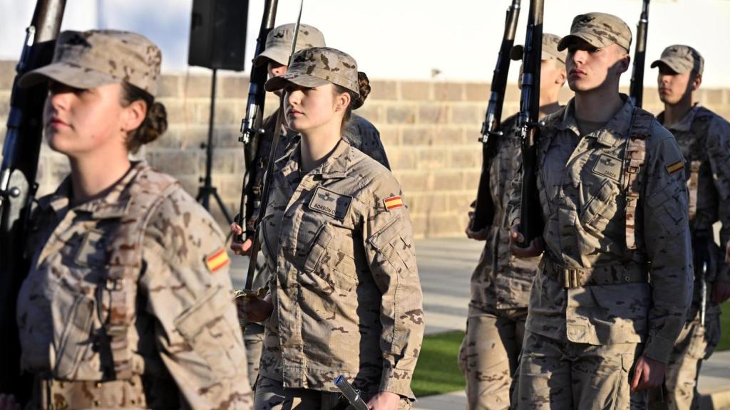 La princesa Leonor desfila al mando de una sección de cadetes en la Academia General del Aire y del Espacio en San Javier, Murcia.