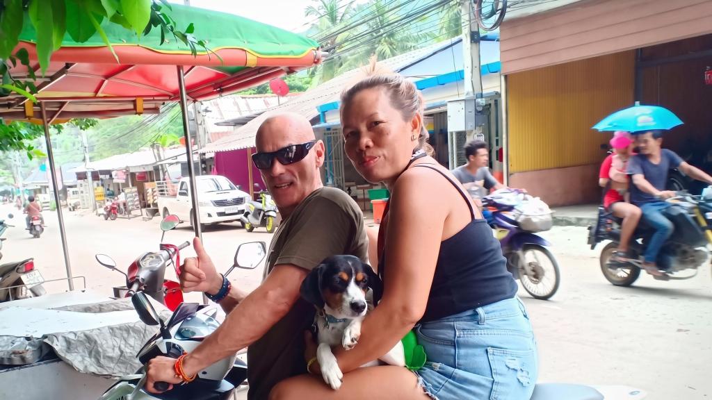 Javier junto a su esposa en Tailandia.