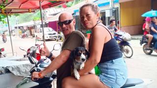 Javier junto a su esposa en Tailandia.