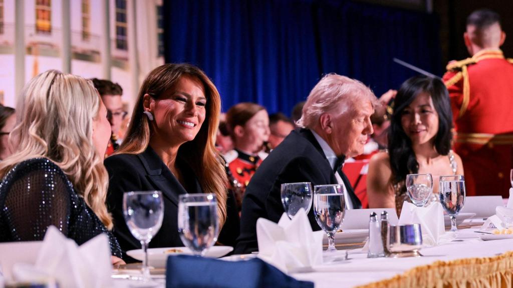De izquierda a derecha: Karoline Leavitt, Melania Trump y Donald Trump instantes antes del tiroteo.