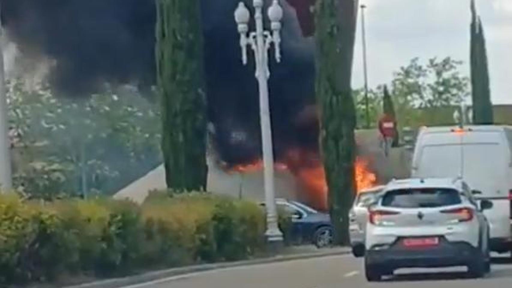 Incendio en la rotonda de Vallsur