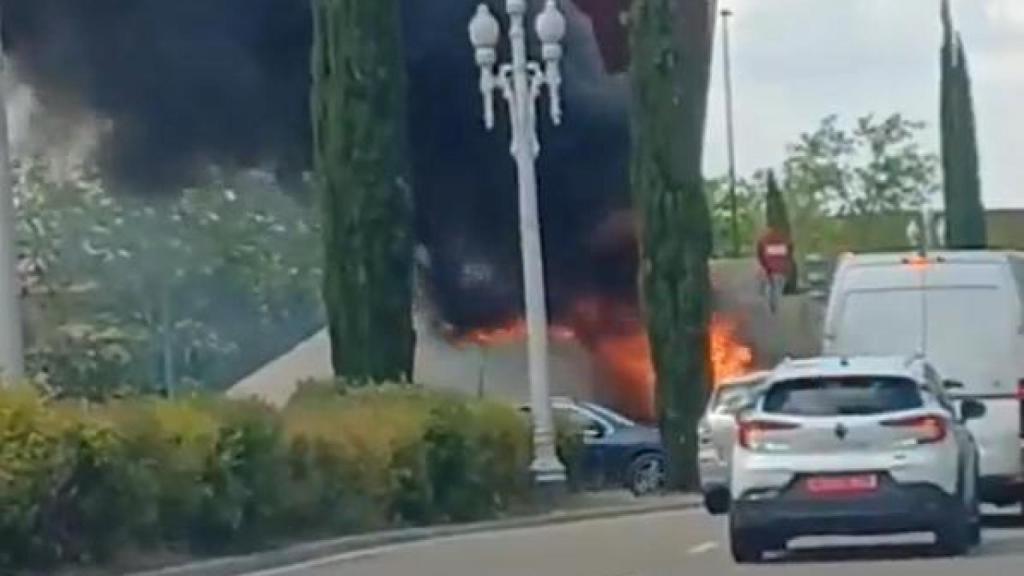 Incendio en la rotonda de Vallsur