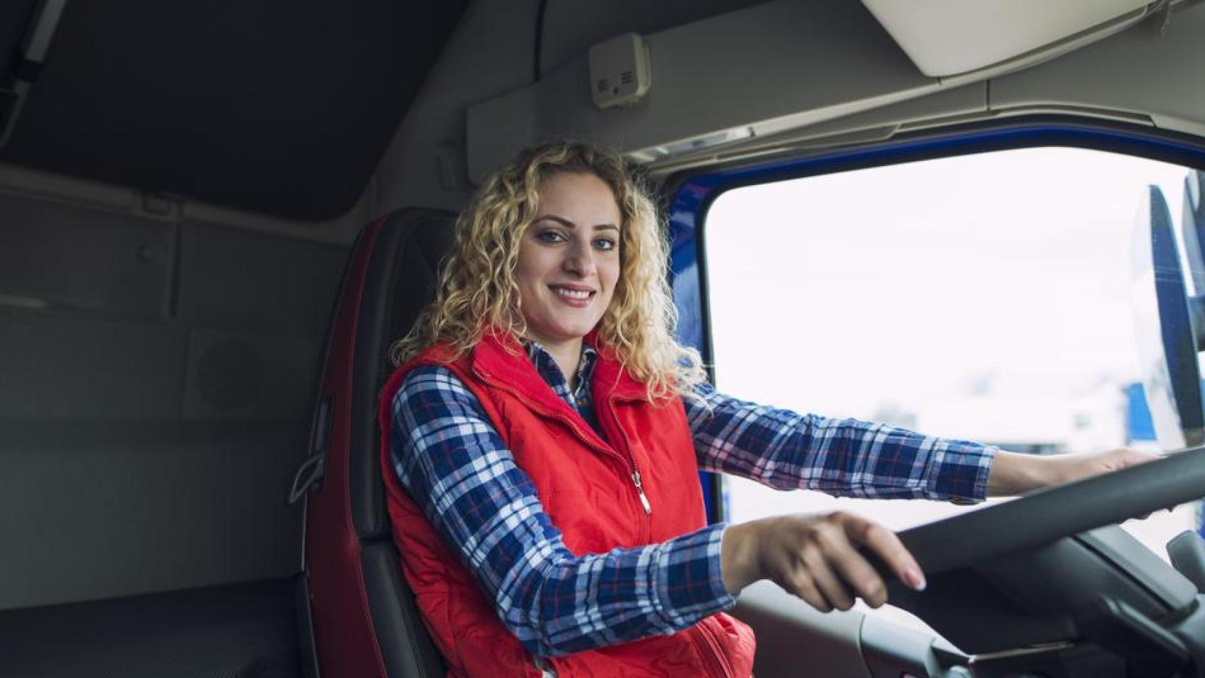 Imagen de una chica trabajando como camionera.