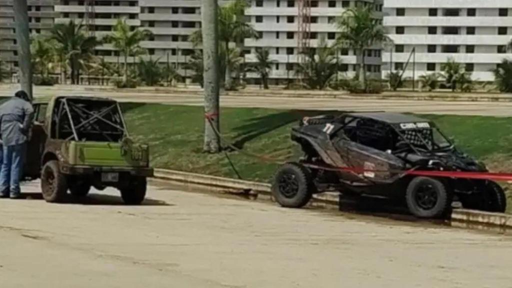 El coche de José Pedro Rojas tras sufrir los disparos.