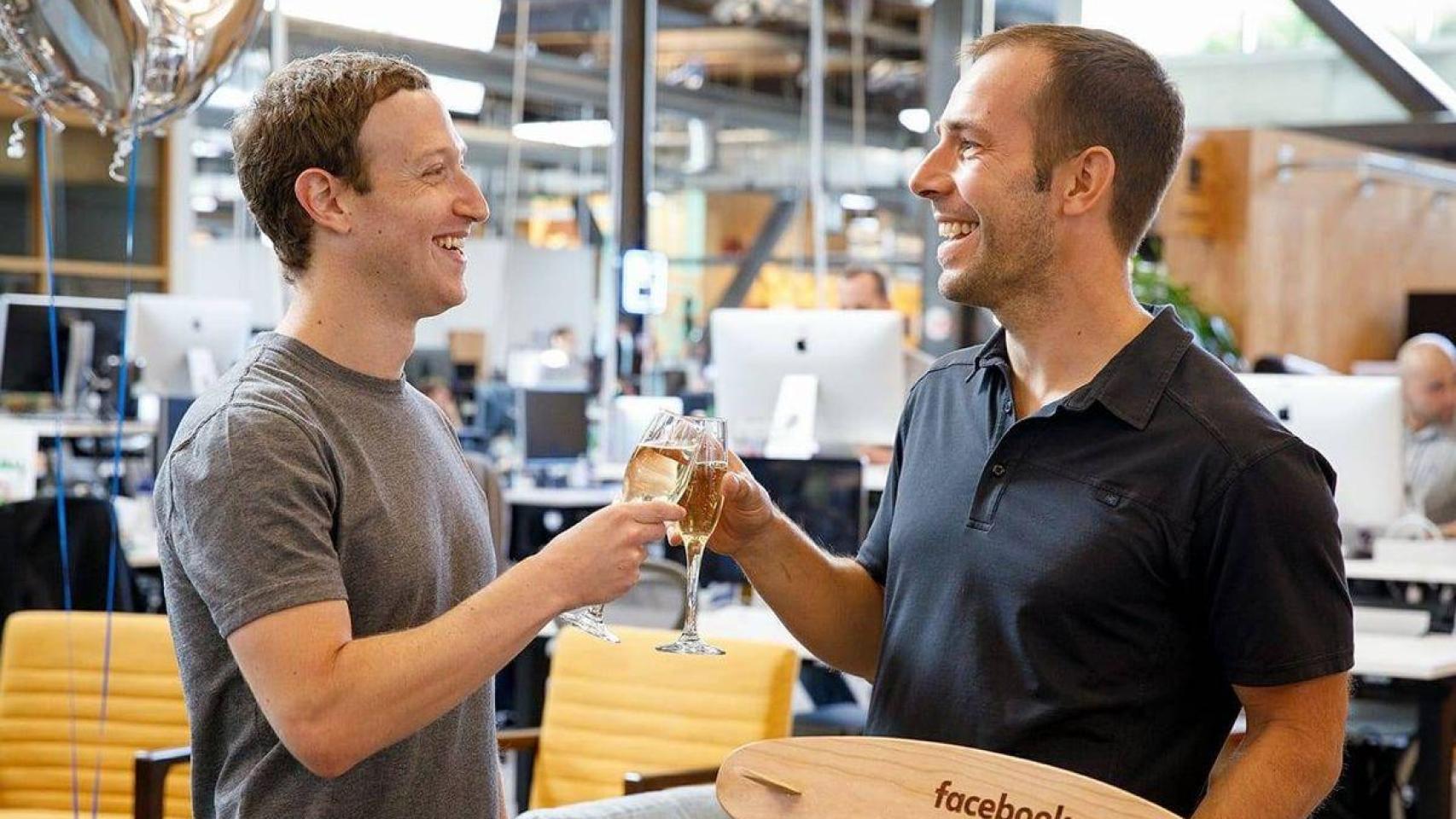 Javier Oliván (derecha), brindando con Mark Zuckerberg