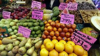 Vista de un puesto con frutas y hortalizas en un mercado de Madrid.